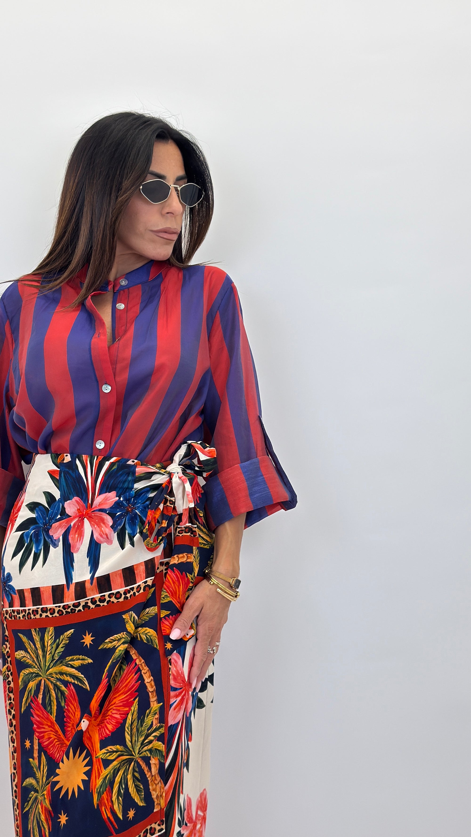 Camicia coreana con bottone rosso/blu