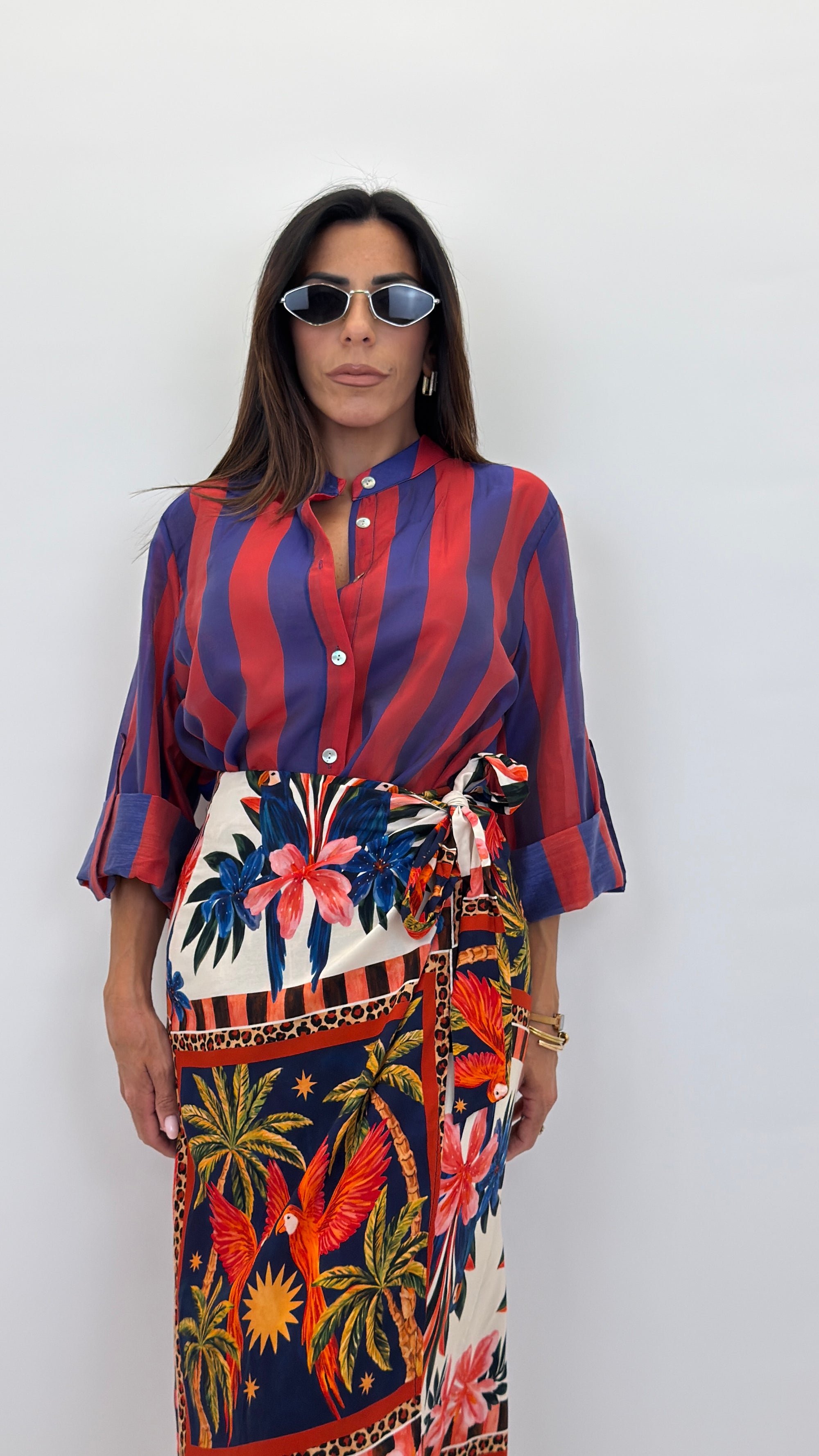 Camicia coreana con bottone rosso/blu
